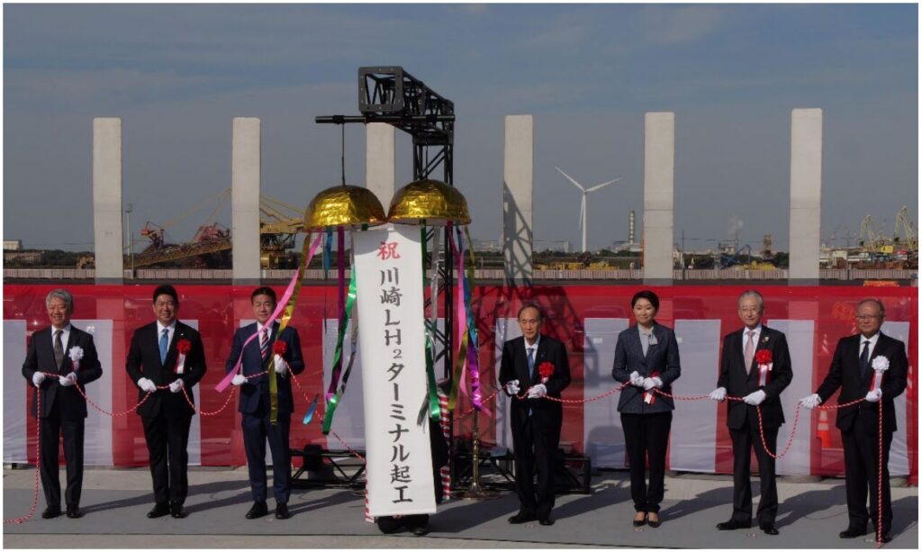 写真左から、橋本康彦 川崎重工業 代表取締役社長執行役員、福田紀彦 川崎市長、小森卓郎 経済産業大臣政務官、菅義偉 元内閣総理大臣 衆議院議員、小渕優子 水素社会推進議員連盟 会長 衆議院議員、斎藤保 国立研究開発法人新エネルギー・産業技術総合開発機構 理事長、 原田英一 日本水素エネルギー株式会社 代表取締役社長