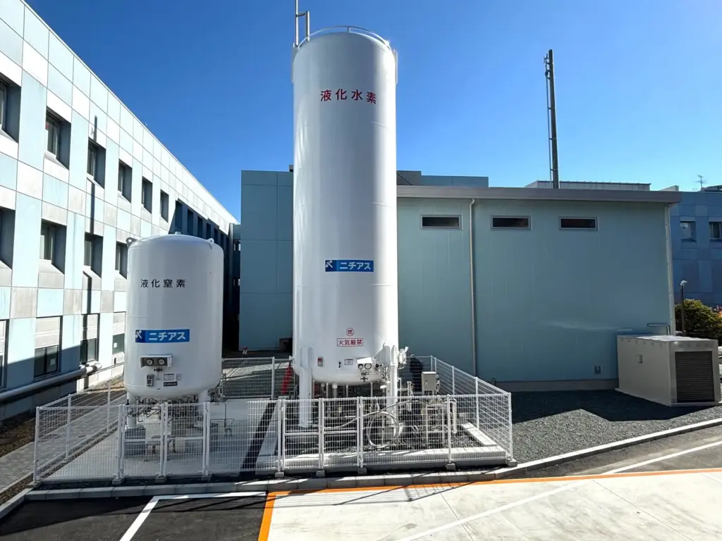 前方左）液化窒素タンク、前方右）液化水素タンク、後方）水素実験棟