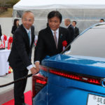 左から日本エアリキード矢原史朗代表取締役社長、小川洋福岡県知事