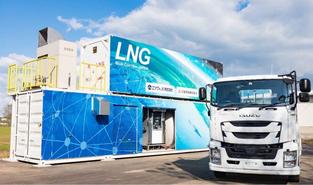 小型 LNG 充填設備と大型 LNG トラック