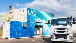 小型LNG充填設備と大型LNGトラック