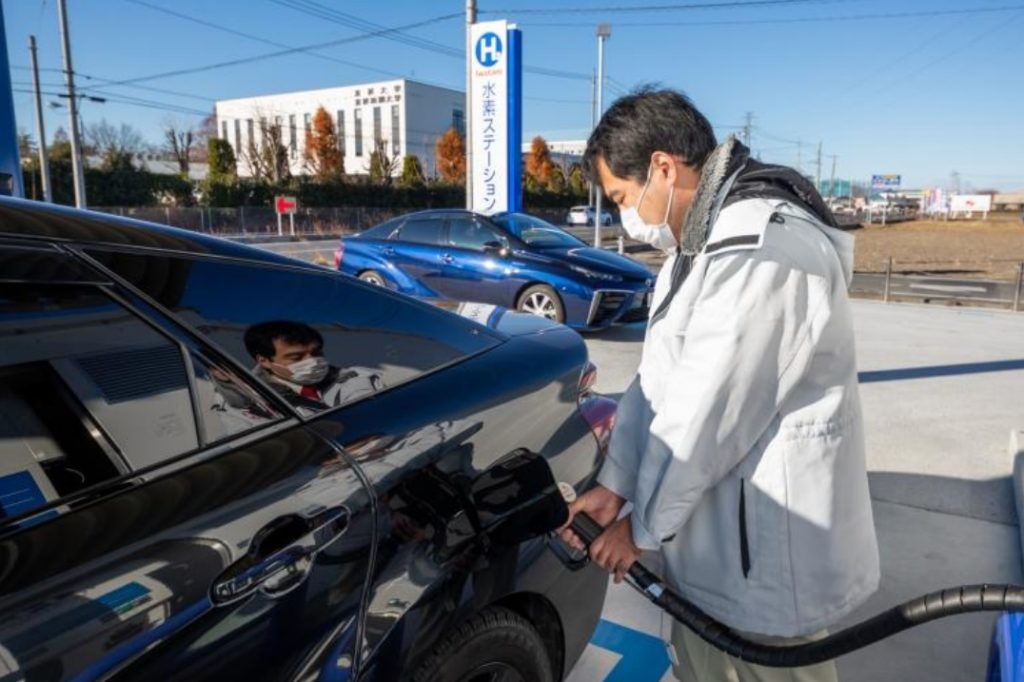 燃料電池自動車へ水素が充填される様子
