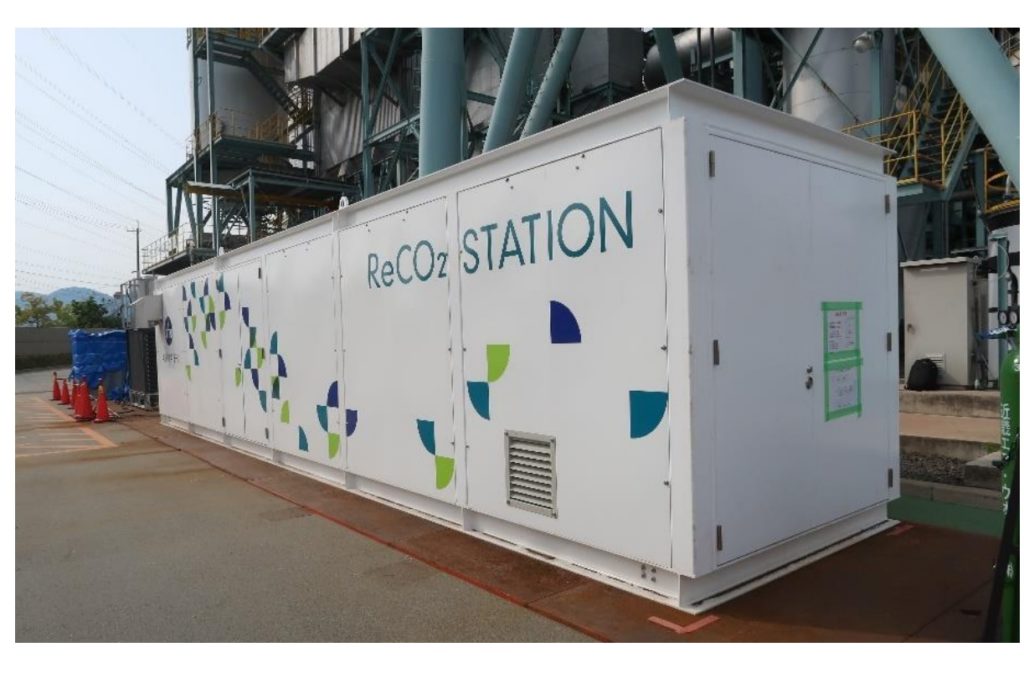 バイオマス発電所に設置した「ReCO2 STATION」装置外