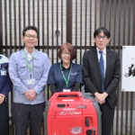 サイサンおよび大京社員が共同で有料老人ホームへLPガス発電機を寄贈