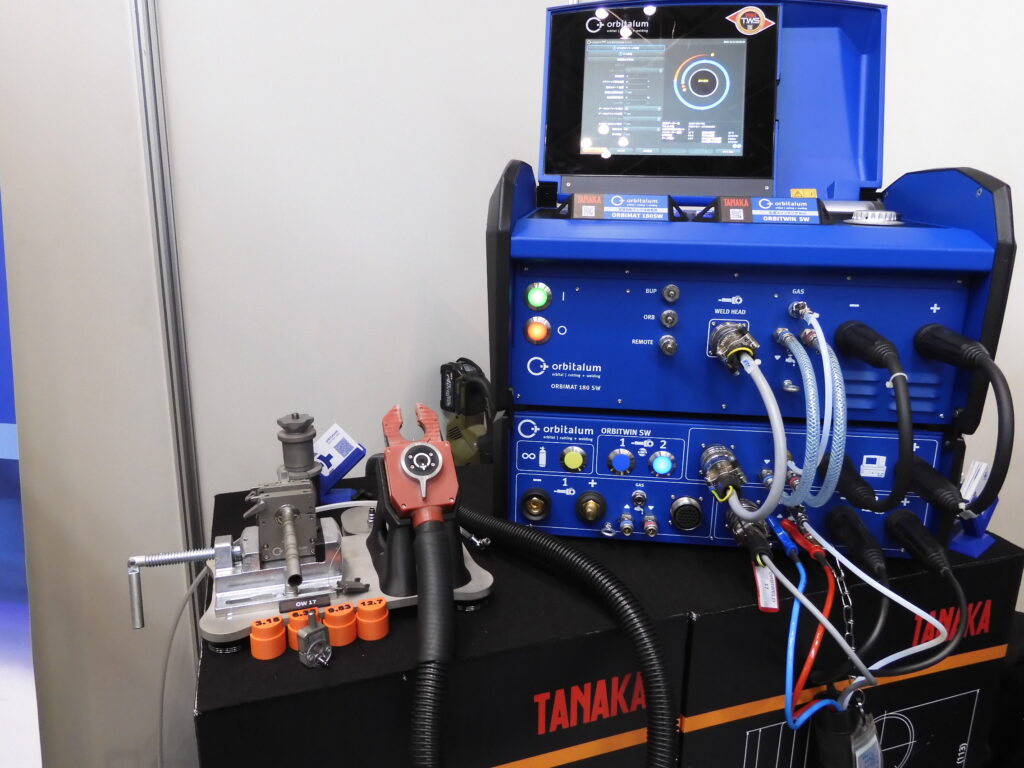 半導体の高純度配管溶接に最適な溶接電源（写真は「SEMICON Japan 2024」の展示）