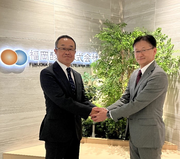 伊藤忠工業ガスの渡辺賢 社長（左）と福岡酸素の本間雄一 社長