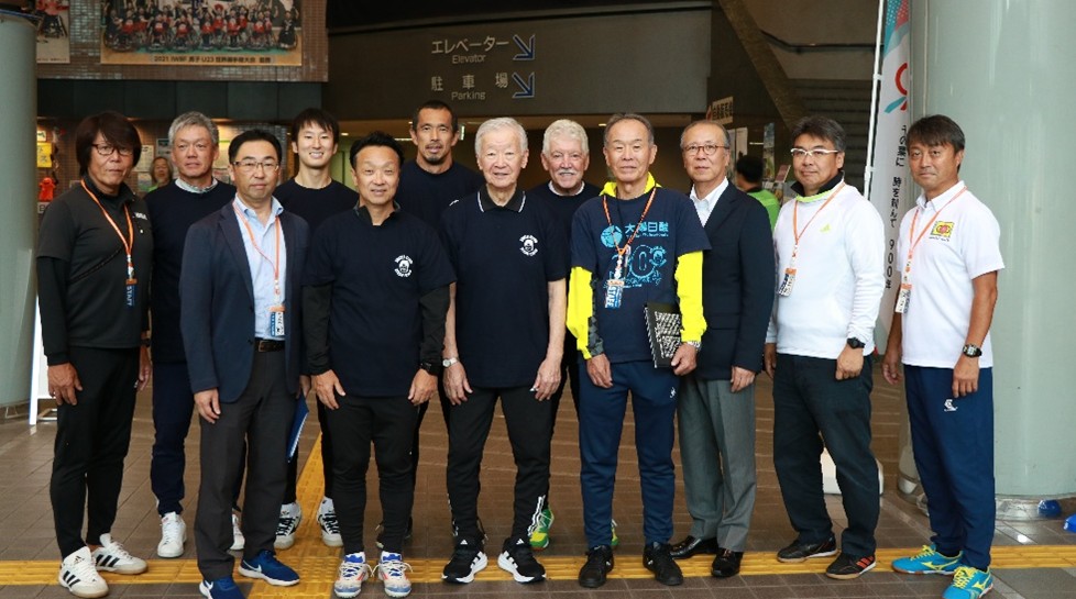 後列左より、広山晴士さん、高田竜也さん(講師アシスタント)、久保竜彦さん、アデマール・マリーニョさん
前列左より、千葉市サッカー協会岡田4種委員長、大陽日酸梅原広報部長、本田泰人さん、セルジオ越後さん、
千葉サッカー協会田山副会長、大陽日酸武関東社社長、千葉サッカー協会加藤常務理事、千葉サッカー協会越4種副委員長