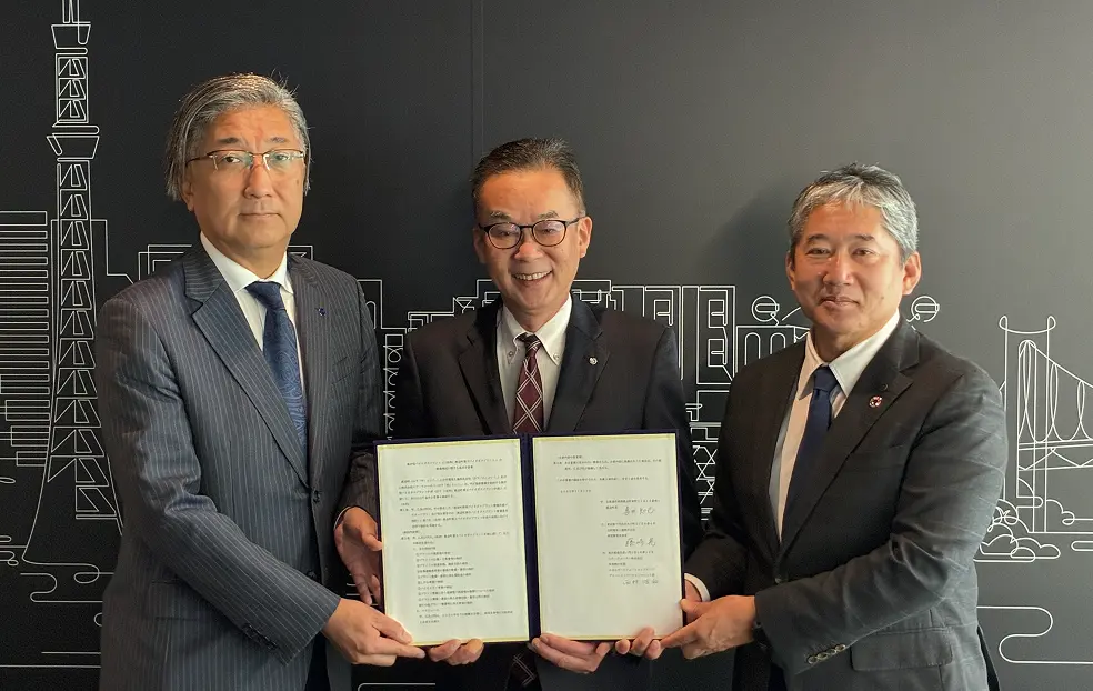調印式(左から、エア・ウォーター 西村 浩和 常務執行役員、鹿追町 喜井 知己 町長 古河電工 藤崎 晃 執行役員 研究開発本部長)