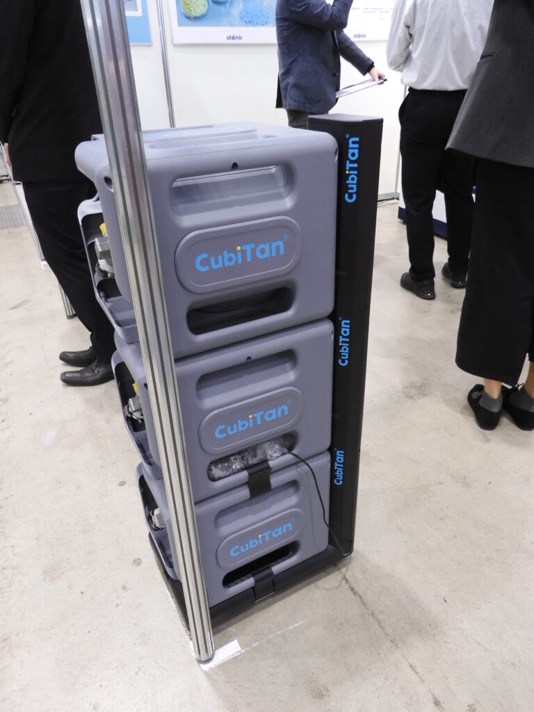 「Cubitan」を3個セットした充電架台型中継器「CubiBase」