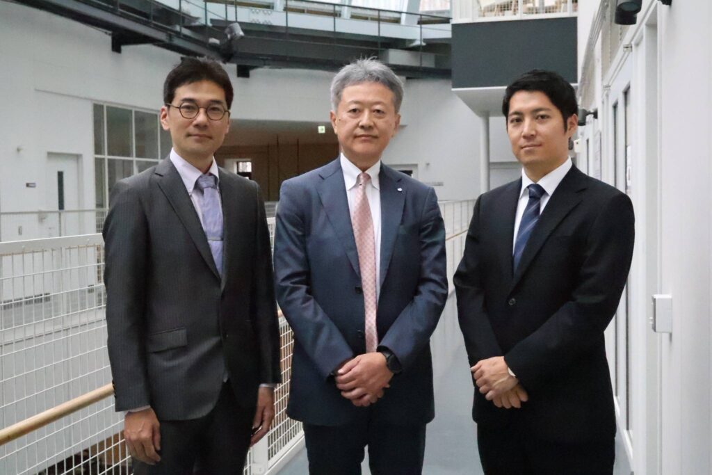 右から3DC社の黒田拓馬CEO、東邦アセチレンの堀内秀敏 社長、3DC社の西原洋知 CSO