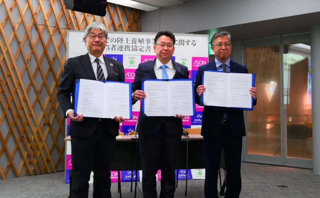 左から、イオン北海道青栁社長、京極町佐古岡町長、エア・ウォーター庫元北海道代表