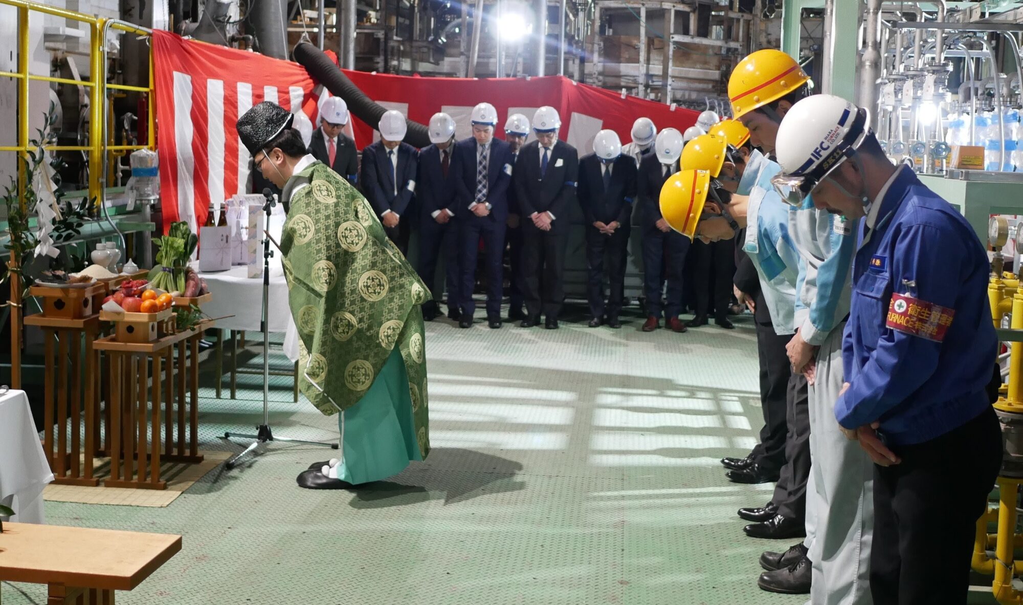 溶融窯の火入れ式の様子